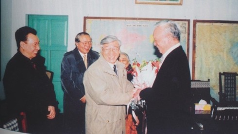 Tổng Bí thư, Chủ tịch nước Nguyễn Phú Trọng (thời điểm đó là Bí thư Thành ủy Hà Nội) tặng hoa Đại tướng Lê Đức Anh.