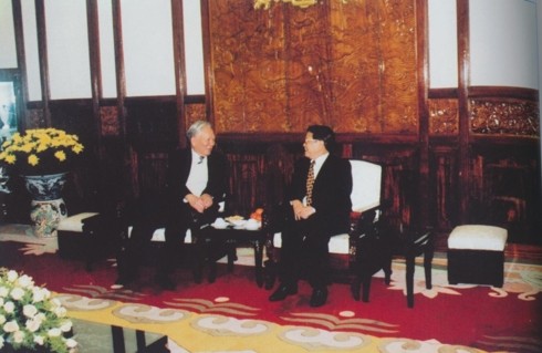 Đại tướng Lê Đức Anh đến thăm và chúc Tết nguyên Chủ tịch nước Trần Đức Lương tại Phủ Chủ tịch.