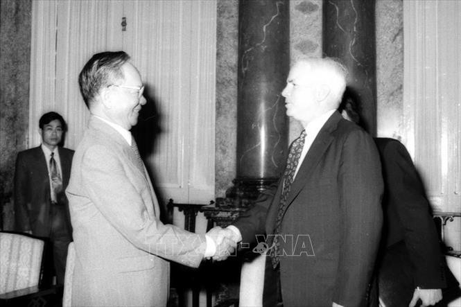 Chủ tịch nước Lê Đức Anh tiếp nghị sĩ John McCain, thành viên cấp cao Đảng Cộng hòa (Mỹ), ngày 11/4/1995, tại Hà Nội. Ảnh: Kim Hùng/TTXVN