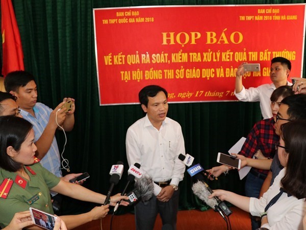 Ông Mai Văn Trinh - Cục trưởng Cục Quản lý chất lượng, Bộ Giáo dục và Đào tạo trả lời báo chí tại buổi họp báo về gian lận điểm thi tại Hà Giang. Ảnh: TTXVN