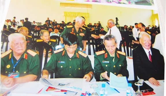 Đại tướng Lê Đức Anh trong một lần gặp mặt đồng đội tại Thành phố Hồ Chí Minh (Trung tướng Lê Nam Phong, hàng trên, thứ nhất từ trái sang). Ảnh do gia đình Trung tướng Lê Nam Phong cung cấp/ Qdnd.vn