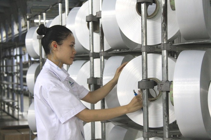 Trong 3 tháng đầu năm, Nhà máy xơ sợi Đình Vũ vẫn đang vận hành ổn định 10 dây chuyền sản xuất sợi cung cấp cho thị trường gần 2000 tấn sợi DTY.