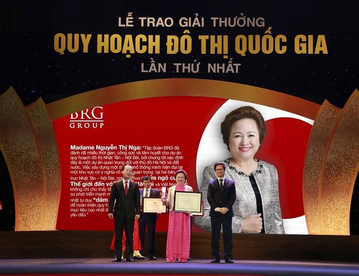 Bà Nguyễn Thị Nga - Chủ Tịch Tập đoàn BRG nhận giải thưởng Cá nhân xuất sắc tiêu biểu