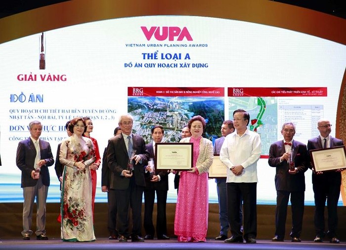 Bà Nguyễn Thị Nga và Ông Lê Hữu Báu - Lãnh đạo Tập đoàn BRG nhận giải Vàng Đồ Án Quy Hoạch Xây dựng