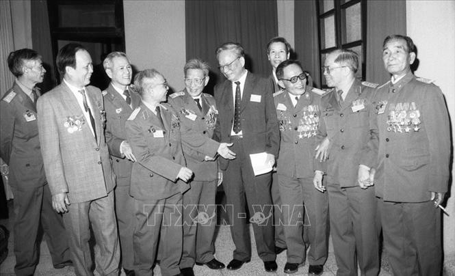 Chủ tịch nước Lê Đức Anh và các đại biểu dự Đại hội đại biểu toàn quốc Hội Cựu chiến binh Việt Nam lần thứ nhất, tháng 11/1992, tại Hà Nội. Ảnh: Minh Điền/TTXVN