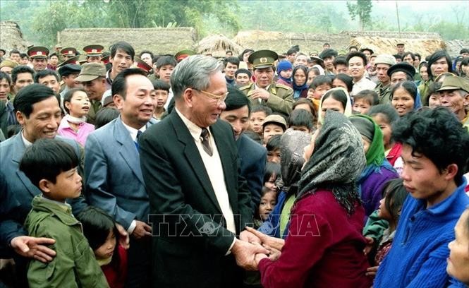 Chủ tịch nước Lê Đức Anh với nhân dân xã Phú Ðình, huyện Định Hóa, tỉnh Bắc Thái (tháng 1/1995). Ảnh: Cao Phong/TTXVN