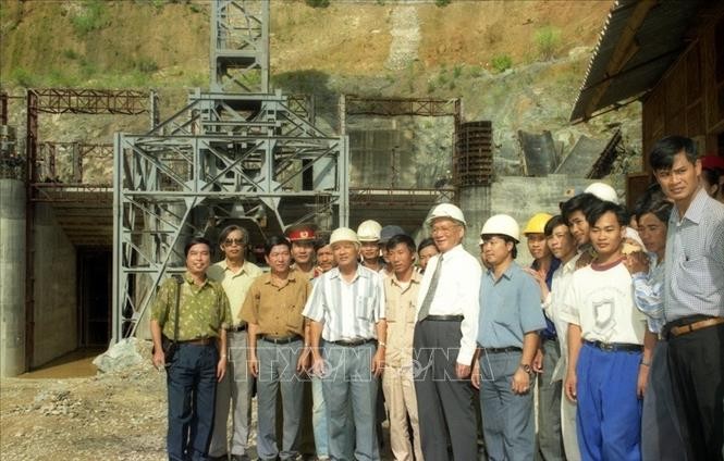 Chủ tịch nước Lê Đức Anh thăm công trình thủy điện Yaly (Gia Lai), ngày 26/9/1996. Ảnh: Cao Phong/TTXVN