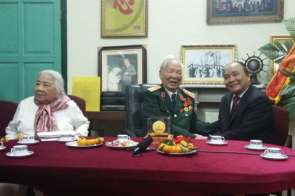 Thủ tướng Nguyễn Xuân Phúc trong một lần thăm Đại tướng Lê Đức Anh và Phu nhân. Ảnh: VGP
