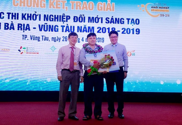 Thầy Trần Thái Sơn (ở giữa) trong lễ phát thưởng cuộc thi khởi nghiệp. Ảnh do tác giả cung cấp