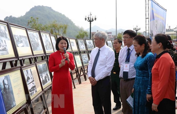 Các vị lãnh đạo tỉnh Sơn La và các đại biểu tham quan triển lãm ảnh &apos;Bác Hồ với nhân dân các dân tộc Tây Bắc.&apos; (Ảnh: Nguyễn Cường/TTXVN)