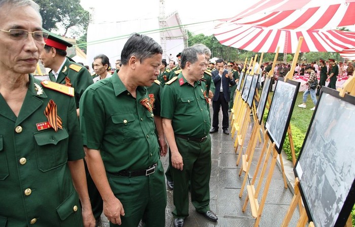 Các cựu chiến binh tham quan Triển lãm ảnh tại Lễ tưởng niệm.
