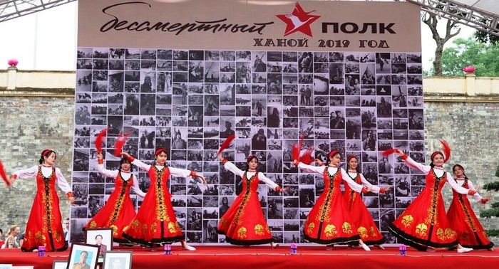Một tiết mục múa truyền thống Nga được thể hiện bởi các sinh viên Việt Nam.