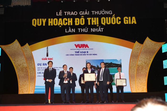 Ông Vũ Tiến Lộc Chủ tịch VCCI cùng ông Nguyễn Thế Hùng - Phó Chủ tịch Ủy ban Nhân dân thành phố Hà Nội trao giải thưởng cho đại diện Tập đoàn Mường Thanh