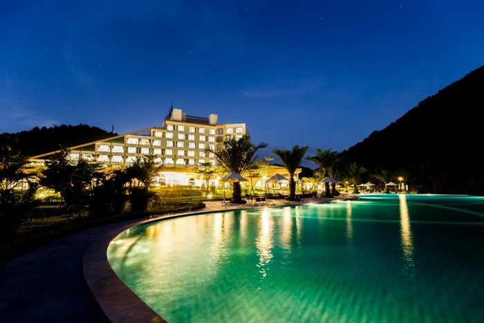 Khách sạn Mường Thanh Luxury Diễn Lâm tiêu chuẩn 5 sao thuộc tổ hợp khu sinh thái Mường Thanh Diễn Lâm nằm trọn vẹn trong thung lũng núi, phía trước mặt là hồ nước thiên nhiên rộng lớn.