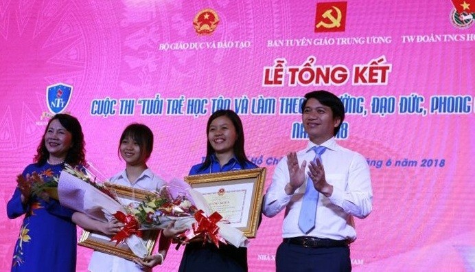 Hình ảnh trao giải Cuộc thi “Tuổi trẻ học tập và làm theo tư tưởng, đạo đức, phong cách Hồ Chí Minh” năm 2018. http://hocvalamtheobac.vn/