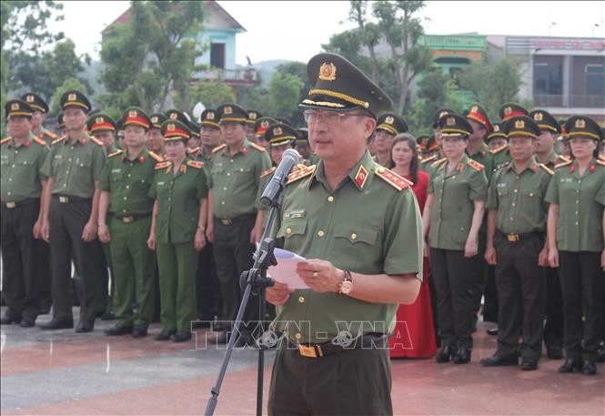 Thượng tướng Nguyễn Văn Thành thay mặt Đảng ủy Công an Trung ương và Bộ Công an báo công tại khu Lưu niệm Sáu điều Bác Hồ dạy công an nhân dân. Ảnh: Tùng Lâm/TTXVN.