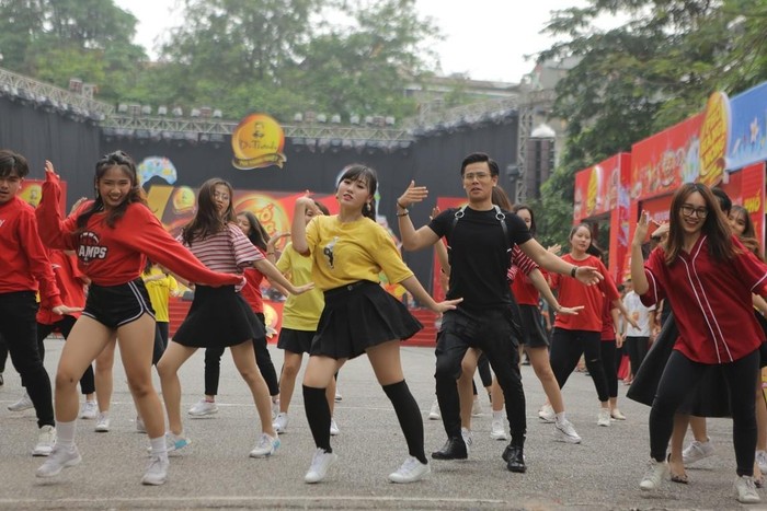 Các điệu nhảy flashmob được các bạn trẻ cực tươi tắn và quyến rũ thể hiện tại Lễ hội.