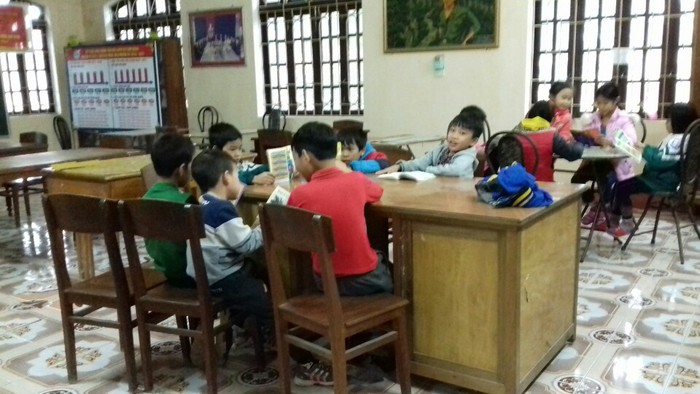 Bạn đọc nhỏ tuổi đọc sách tại thư viện Tam Hồng. Ảnh: Đỗ Hà