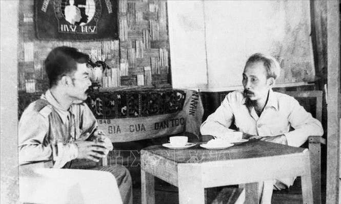 Chủ tịch Hồ Chí Minh tiếp Chủ tịch Lào Souphanouvong tại chiến khu Việt Bắc, năm 1958. Ảnh: Tư liệu TTXVN