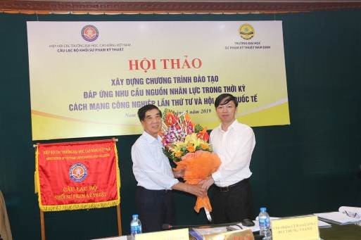 Ông Nguyễn Đăng Khoa - Chánh văn phòng Hiệp hội các trường đại học, cao đẳng Việt Nam tặng hoa cho tân chủ nhiệm Câu lạc bộ