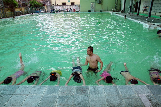 Việc cho trẻ học bơi là việc làm rất cần thiết. Ảnh: hanoimoi.com.vn