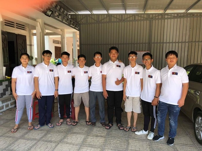 Thầy Bùi Minh Thảo (đứng giữa) cùng một số thành viên câu lạc bộ PCS Bà Rịa-Vũng Tàu