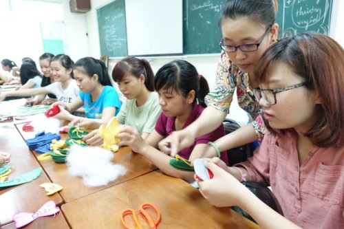 Sinh viên Khoa Giáo dục mầm non Trường Đại học sư phạm Thành phố Hồ Chí Minh thực hành làm đồ chơi cho trẻ. Ảnh: Giaoducthoidai.vn