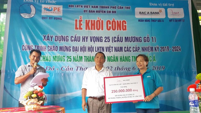 Ông Phan Nhật Tính, Giám đốc BAC A BANK Chi nhánh Cần Thơ trao tặng 250 triệu đồng cho Quỹ Hy Vọng - đơn vị thực hiện xây dựng cây cầu.