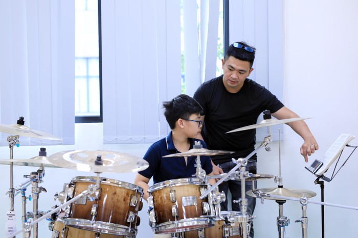 Nghệ sĩ Trần Thắng Chương hướng dẫn Nam Anh luyện tập cho Giải đấu Trống quốc tế “Drum-Off Global 2019” diễn ra tại Singapore vào tháng 8 sắp tới.