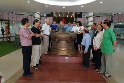Các đại diện đã đánh lên những hồi trống giòn giã kỉ niệm chuyến thăm và làm việc tại Đại học FPT campus Hòa Lạc.