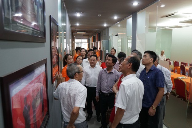 Tiến sĩ Nguyễn Khắc Thành – Hiệu trưởng Đại học FPT đã chia sẻ về lịch sử thành lập và những dấu mốc quan trọng của Trường tại khu Bảo tàng với đại diện các Trường Đại học, Cao đẳng ngoài công lập.