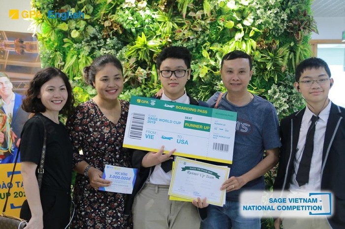 Gia đình Xuân Lâm và Minh Thông chụp ảnh lưu niệm tại Cuộc thi. (Nguồn: Sage Vietnam)