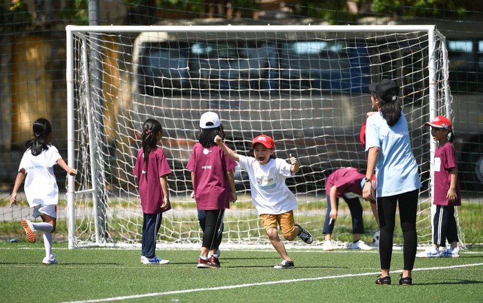 Các trận đấu được tổ chức đồng thời dành riêng cho các bé trai và bé gái với nhóm độ tuổi khác nhau