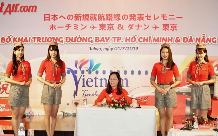 Bà Nguyễn Thị Thuý Bình, Phó tổng giám đốc Vietjet giới thiệu mạng đường bay và chiến lược phát triển của Vietjet tại sự kiện