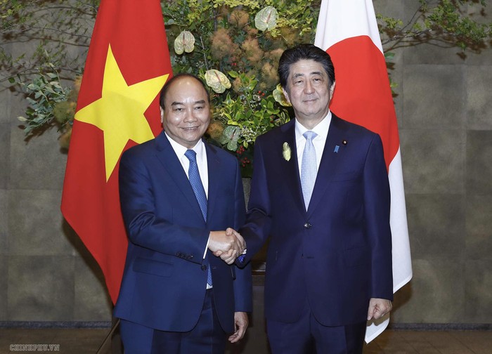 Thủ tướng Abe Shinzo và Thủ tướng Nguyễn Xuân Phúc. Ảnh: VGP/Quang Hiếu