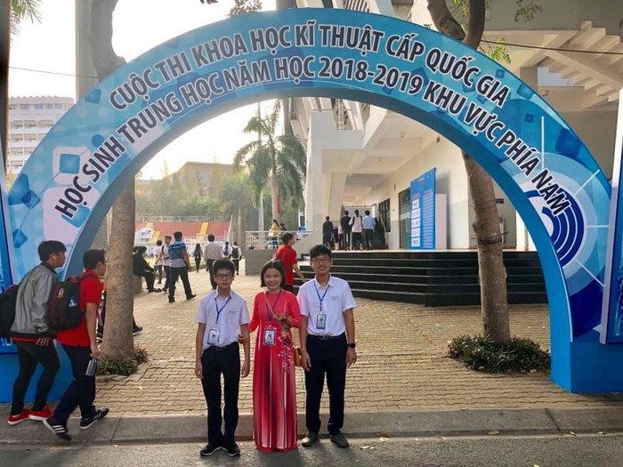 Cô Nguyễn Thị Hoài Giang (áo dài) cùng học trò, tham gia thi Khoa học kĩ thuật cấp Quốc gia năm học 2018-2019. (Ảnh CTVCC)