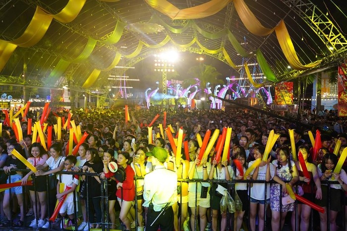 Phố Hàng Nóng đã thu hút hàng vạn bạn trẻ Đà Nẵng tham dự trong thời gian kéo dài 7 giờ liên tiếp.