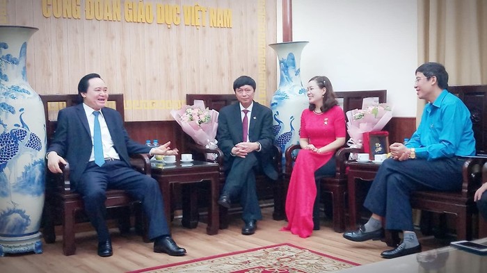 Cô Vũ Thị Việt Hoa trong buổi gặp mặt với Bộ trưởng Phùng Xuân Nhạ (Ảnh: Nhân vật cung cấp)