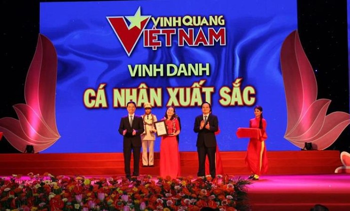Cô Vũ Thị Việt Hoa, nhận giấy chứng nhận Cá nhân xuất sắc, trong “Vinh quang Việt Nam” (Ảnh: Nhân vật cung cấp)
