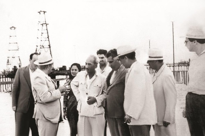 Chủ tịch Hồ Chí Minh thăm khu Công nghiệp dầu khí Bacu.