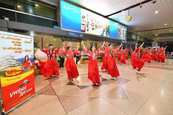 Chào mừng chuyến bay đầu tiên, Vietjet mang đến cho công chúng và hành khách tại sân bay quốc tế Tân Sơn Nhất tiết mục múa Yosakoi mang đậm dấu ấn Nhật Bản