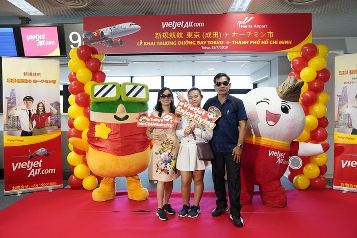 Amy của Vietjet và Kuutan của Sân bay quốc tế Narita chào mừng và chụp ảnh lưu niệm cùng các hành khách trên chuyến bay đầu tiên