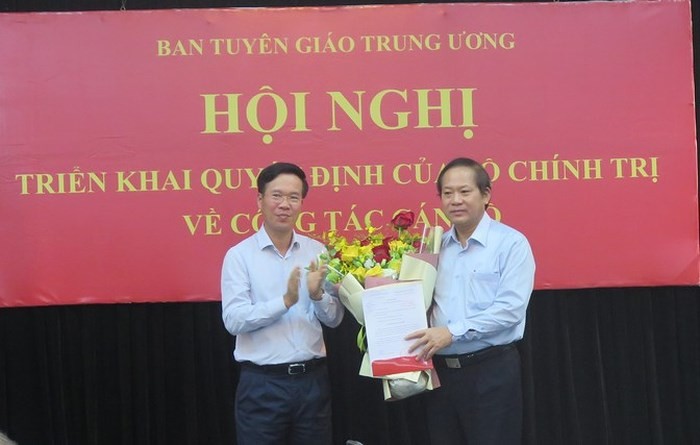 Ông Võ Văn Thưởng trao quyết định và tặng hoa ông Trương Minh Tuấn (Ảnh: Anninhthudo.vn)