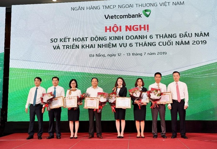 Chủ tịch Hội đồng Quản trị Nghiêm Xuân Thành (ngoài cùng bên trái) và Tổng giám đốc Phạm Quang Dũng (ngoài cùng bên phải) tặng Giấy khen và hoa cho 06 tập thể có thành tích trong hoạt động khoa học