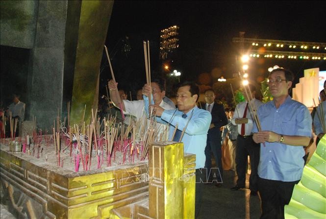 Đại diện lãnh đạo trung ương và địa phương đặt vòng hoa dâng hương tại khu khánh tiết của Nghĩa trang liệt sỹ Quốc gia Đường 9. Ảnh: Thanh Thủy/TTXVN