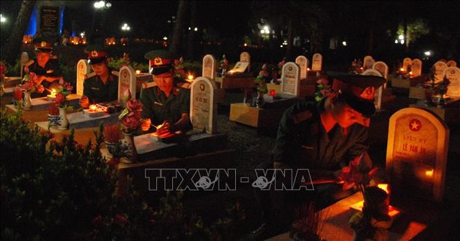 Hơn 800 đoàn viên, thanh niên thắp nến tri ân tại trên 10.700 ngôi mộ ở Nghĩa trang Liệt sỹ Quốc gia Đường 9. Ảnh: Thanh Thủy/TTXVN