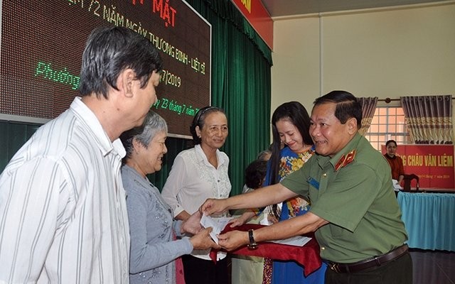 Lãnh đạo Công an Thành phố Cần Thơ tặng quà các gia đình chính sách phường Châu Văn Liêm, quận Ô Môn.