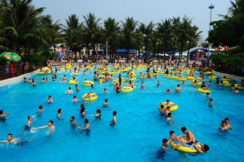 Mùa hè nhiều người tìm đến các bể bơi công cộng để vui chơi và rèn luyện sức khỏe. (Ảnh minh họa: suckhoedoisong.vn)