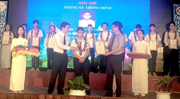 Nguyễn Cao Diên Khang tại lễ tuyên dương nhận giải do Sở Giáo dục và Đào tạo Thừa Thiên Huế tổ chức (Ảnh do tác giả cung cấp)
