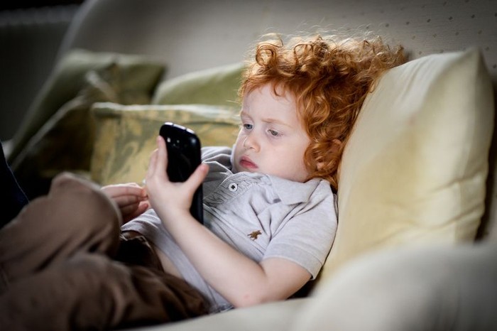 Cho trẻ sử dụng điện thoại sớm gây ra nhiều tác hại đến sức khỏe của trẻ. (Ảnh minh họa: Start-Rite Shoes/ Mirror.co.uk)